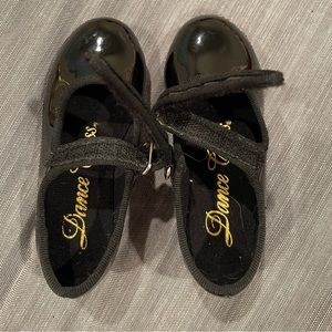 Size 6.5 girls tap shoes.Youth size. Little girl.